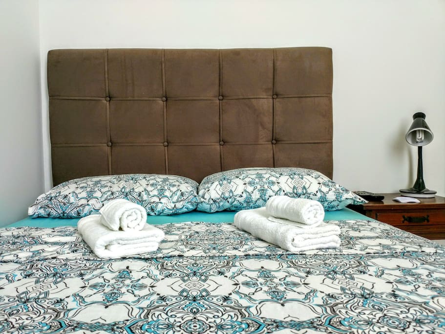 Quarto: cama de casal.
Bedroom: double bed.