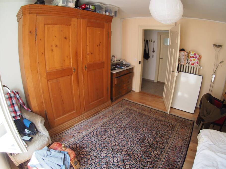 spacious room 2/2