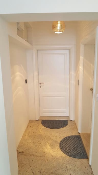 Ulazna vrata od apartmana A13 / Entrance door