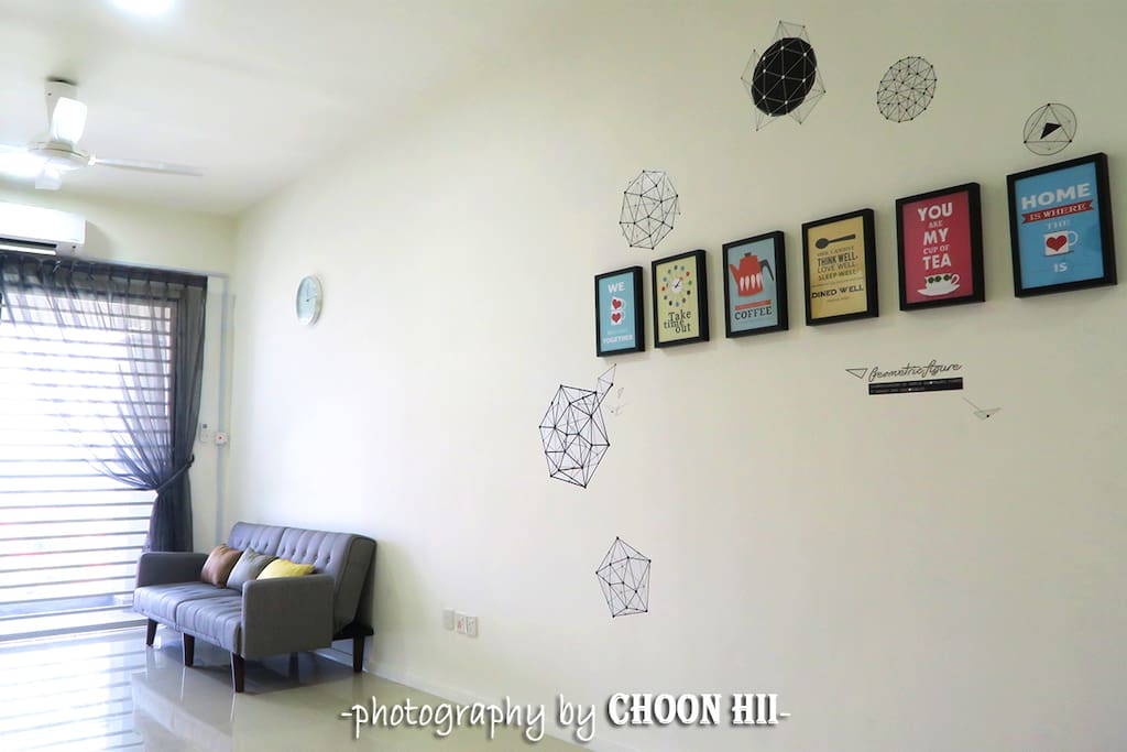 #客厅 Living area#
我們把簡約的風格注入我們的房子,特別為出遊的小康之家預備經濟且實惠的住宿,讓一家人在沙巴享有舒适的住宿。