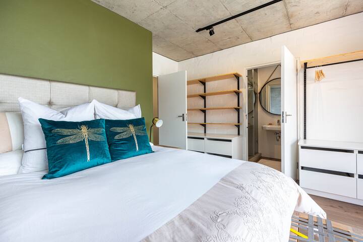 Contemporary Apartment with an Amazing Views gallery image 3