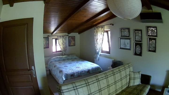 ห้องใหญ่ชั้นบน (เตียงคู่ 1 หลังและเตียงโซฟา 1 หลัง)