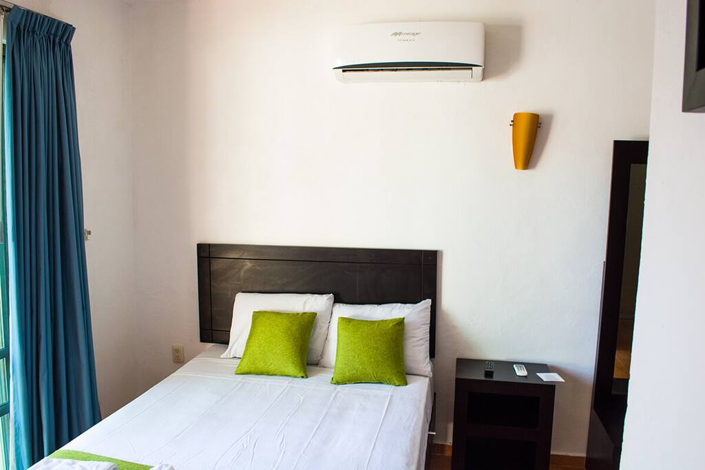 Cama matrimonial muy comoda, mueble al lado de la cama donde colocar artículos.
contactos para cargar celulares. y otros equipos electrónicos.