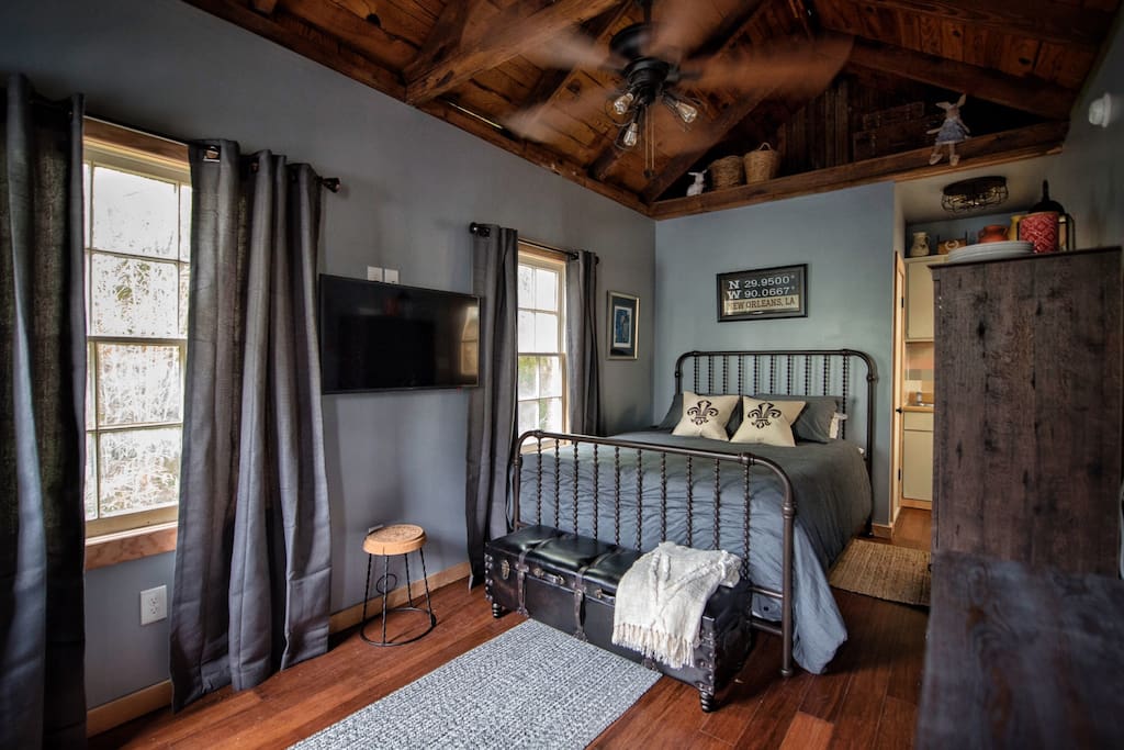 Cozy queen bed with flat screen tv