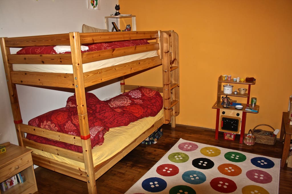 Kinderzimmer mit Hochbett & Gitterbett