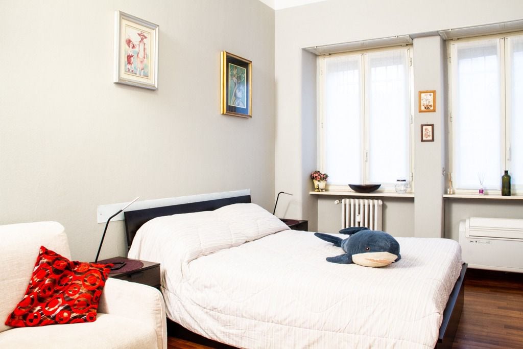 Საძინებელი დიდი ზომის საწოლით და დასაკეცი ერთადგილიანი დივნით.
Თითოეულ საძინებელში არის ღამის მაგიდა და სავარძლები.