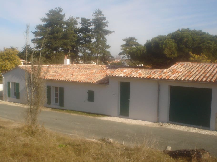 la maison vue de la rue