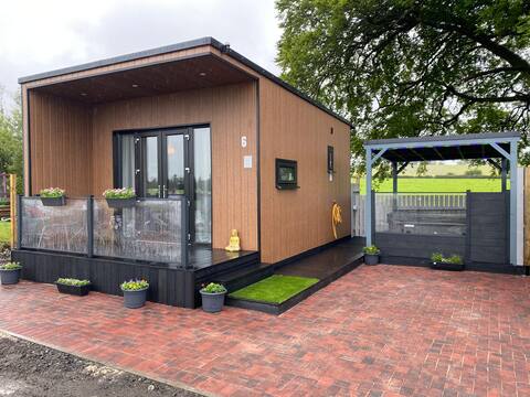 Pod 6-Luxury Lakeside Glamping Pod With Hot Tub.