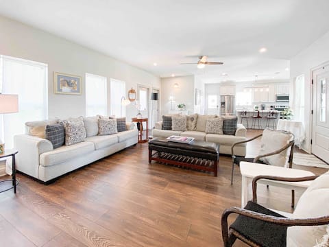 Spacious w/ fenced yard near downtown and beaches