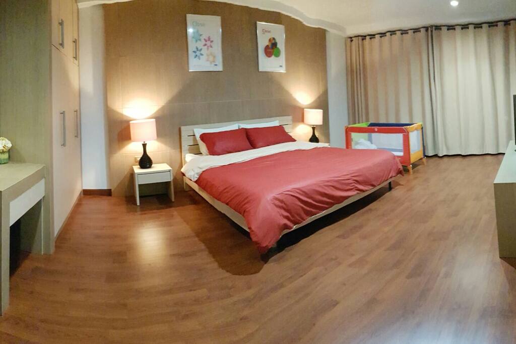 Master Bedroom:
- King size bed
- Ensuite Washroom (with rain shower and bathtub)
- Sea view balcony
- Baby cot and extra futon
- TV & DVD player