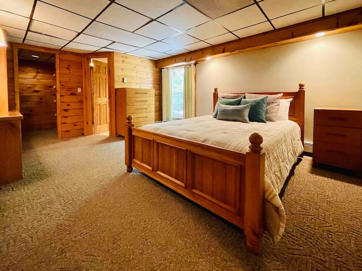 3号卧室设有工作空间、大衣柜和全功能卫生间。