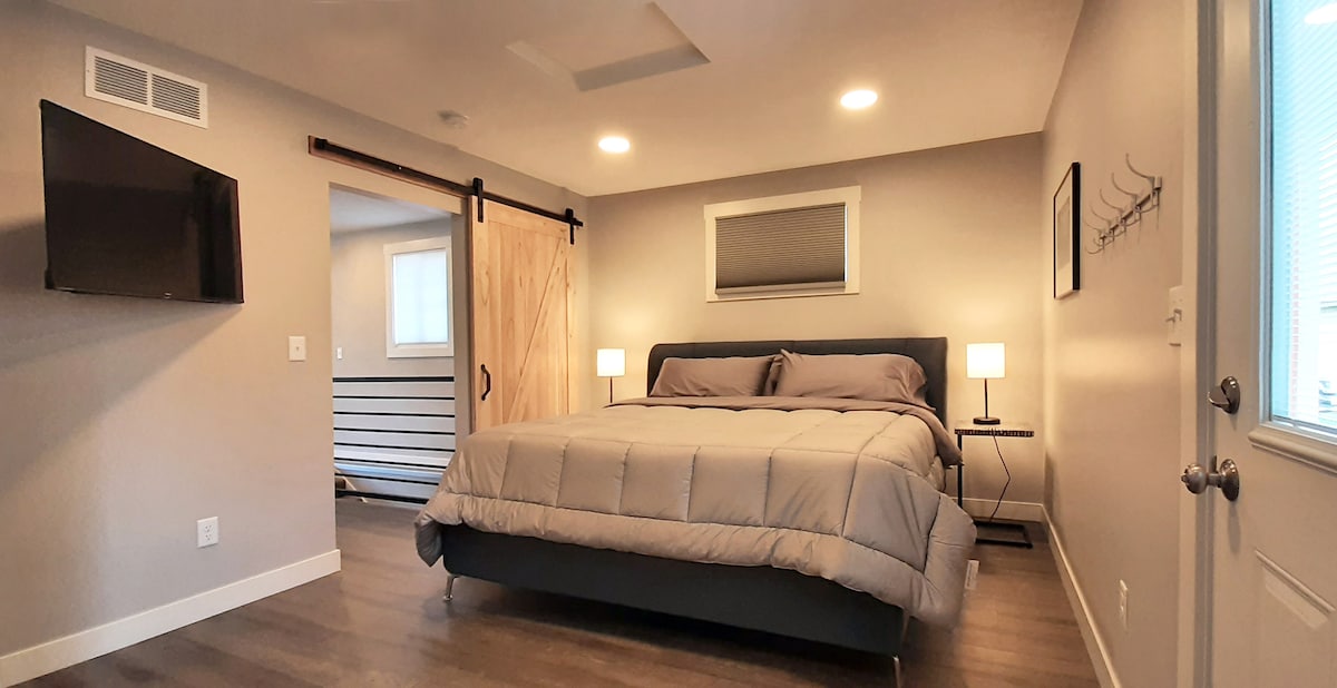 配备加大双人床，配备带记忆的床和带有线电视的智能电视。