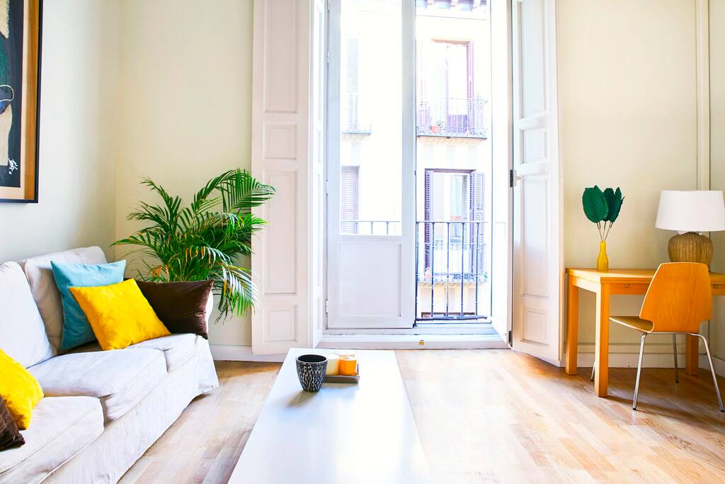AIRBNB MADRID APARTMENT BALCONY