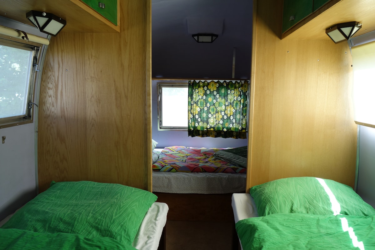 Overlander: naša najveća prikolica s 3 kreveta za jednu osobu - još jedna opcija za spavanje za 1-2 osobe sprijeda