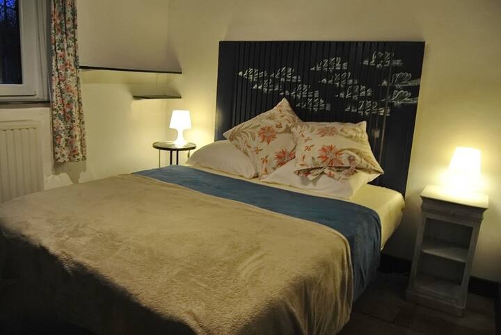 Bedroom 1 (1 double bed)