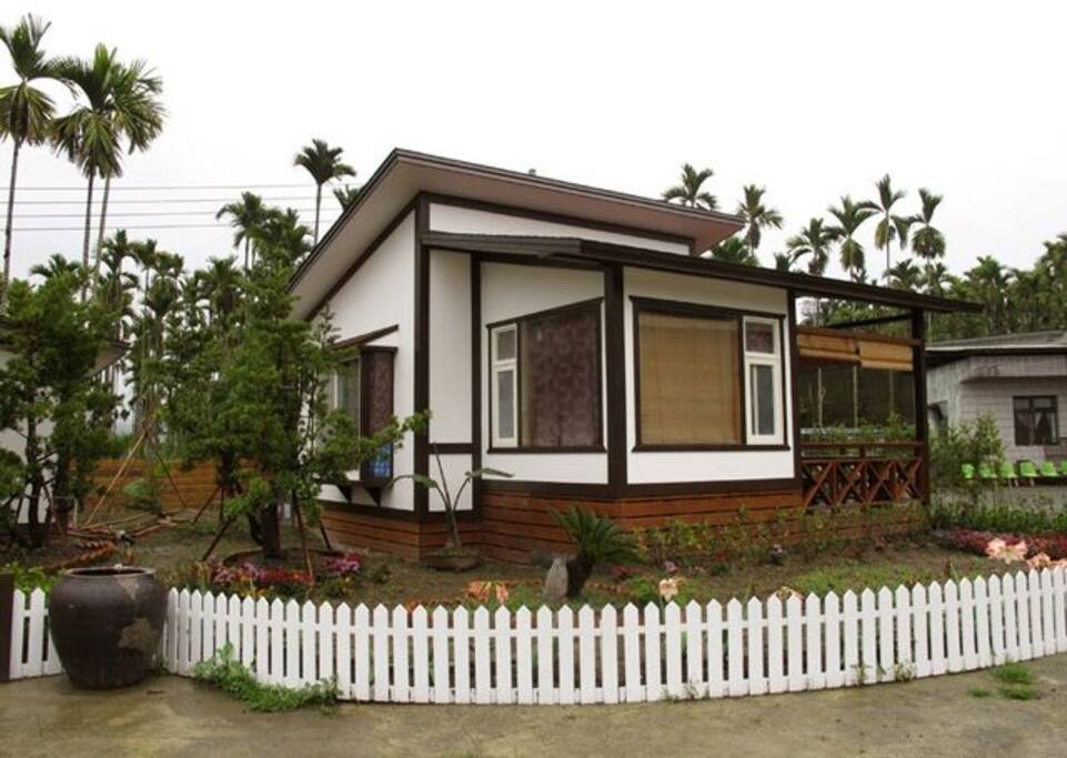 4人入住平日價是台幣3800元4人入。住假日是台幣4200元
2人入住平日價是台幣2800元。2人入住假日價是台幣3200元
如有第五人入住,則第五位加收台幣500元,第六七...位入住則以此類推
。