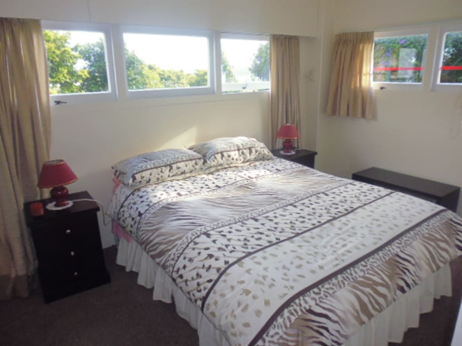 Queen size bedroom