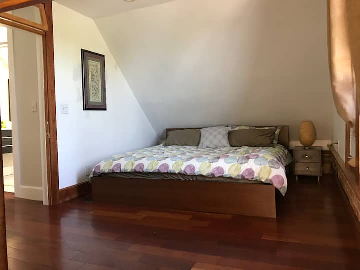 Спална соба бр. 1 (на горниот кат) - брачен кревет (широк 180 - брачен