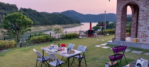 Cheongpung Lake Private Pension 
The View