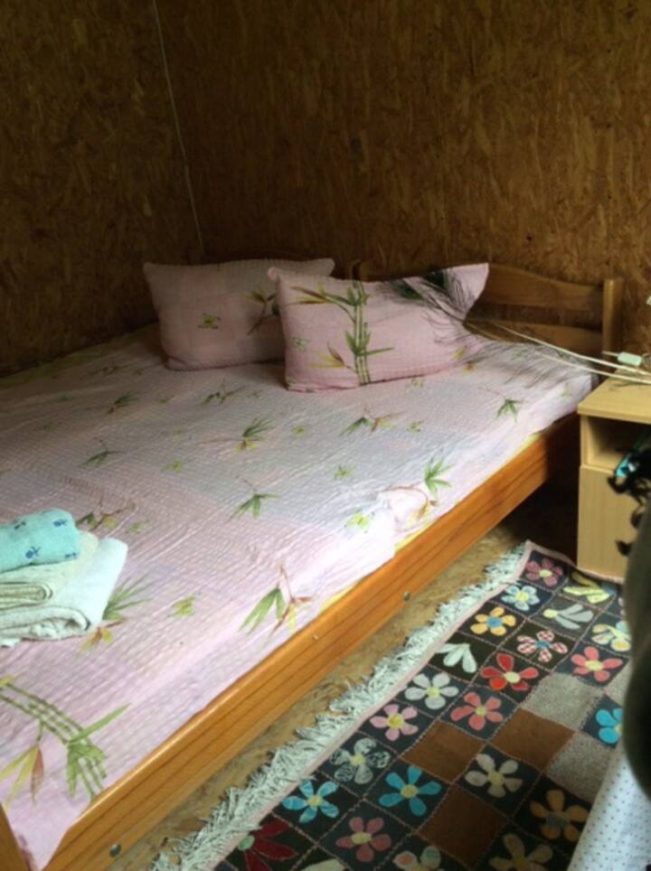 В комнате две раздельных кровати, которые можно соединить - милости просим!