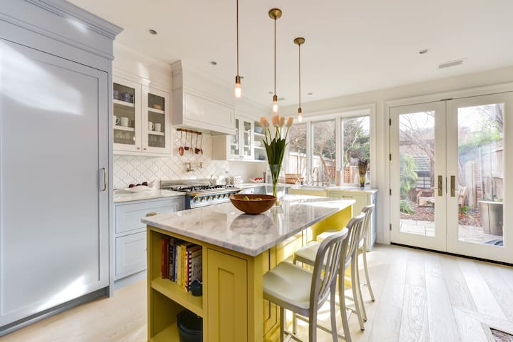 Elegant Living in Georgetown - parking available