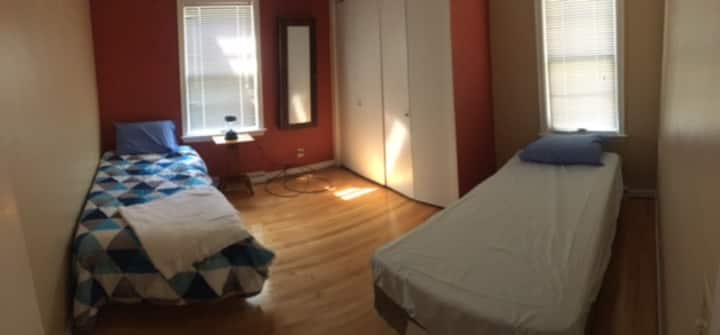 חדר שינה עם שתי מיטות