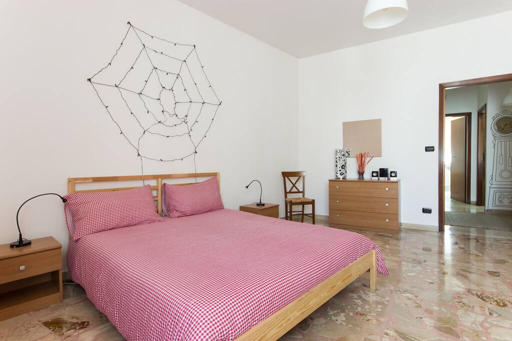 Panoramica della camera da letto matrimoniale