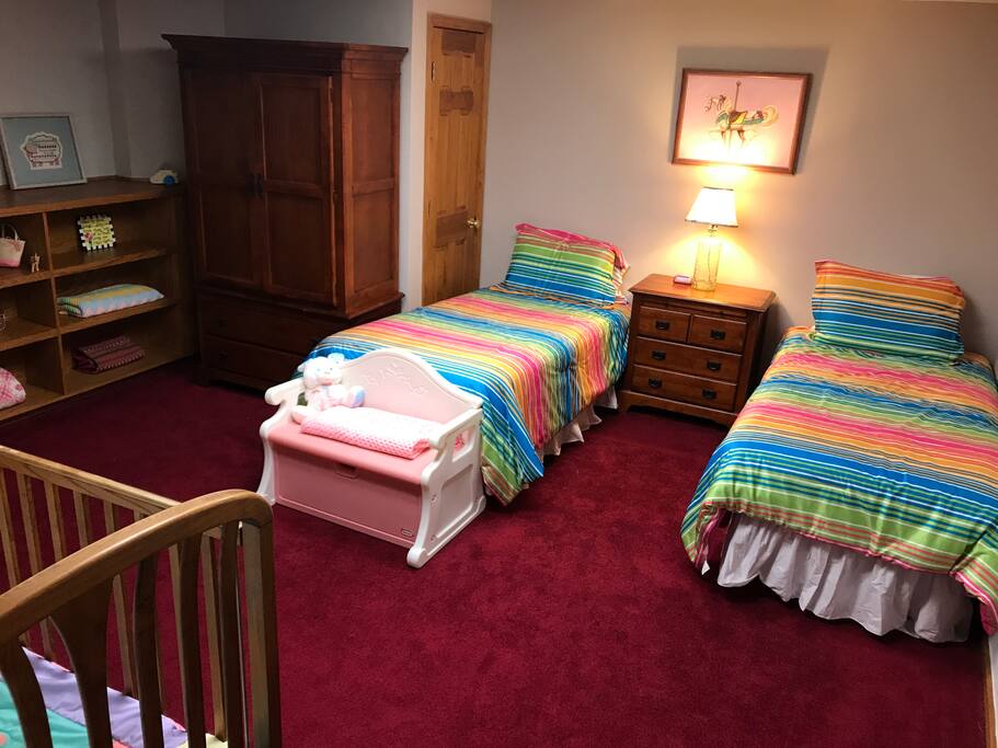 Twin beds in 2nd bedroom