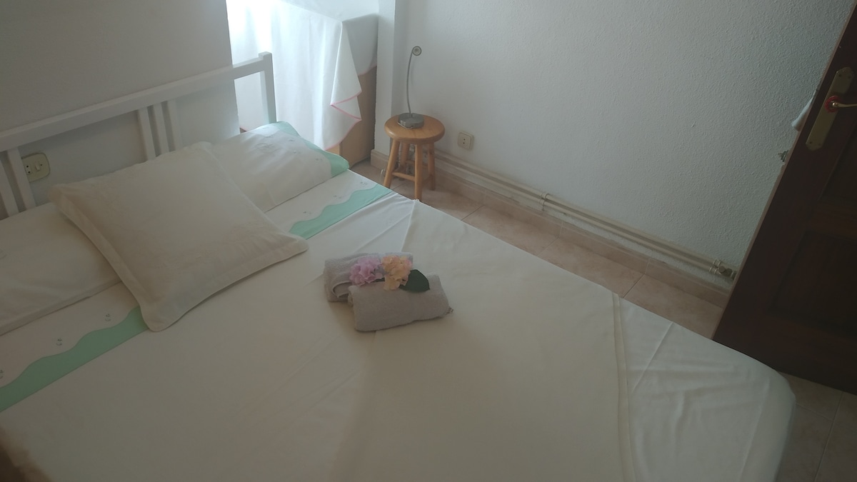 IZBA -3 lôžka 1,35cm. 
9m²  s kúpeľňou.