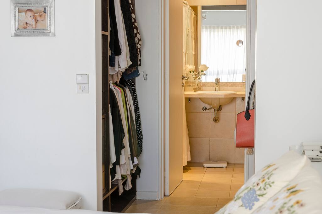 Vestidor y baño privado