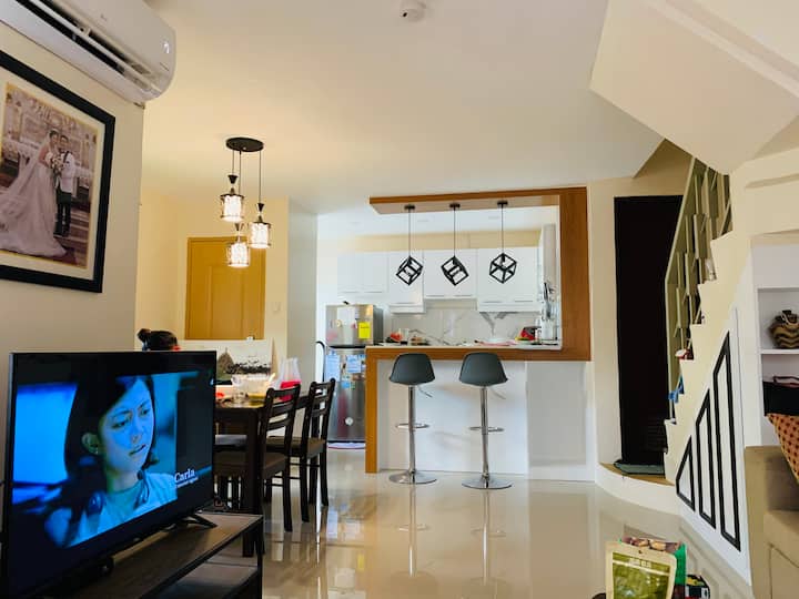 Newly renovated and expanded kitchen. Perfect place to drink ;)