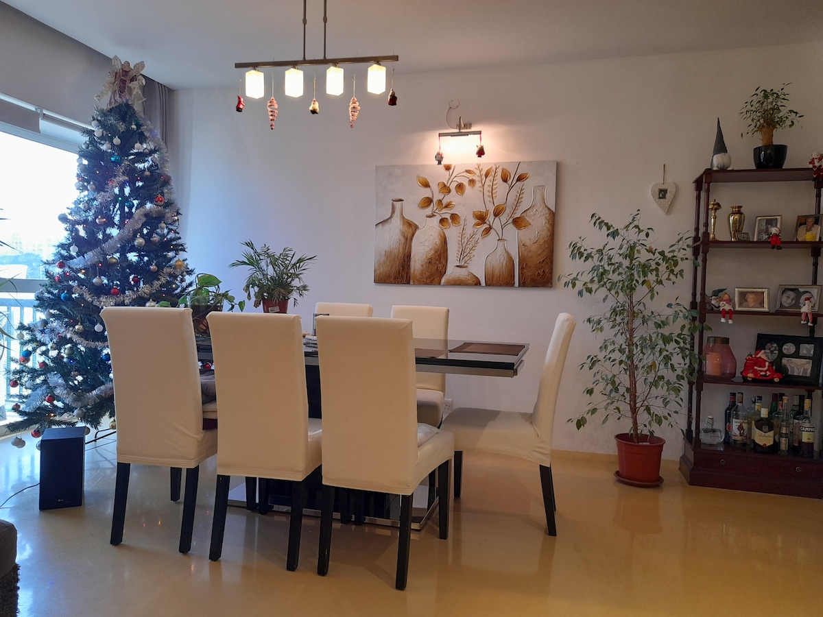 A double bedroom with pool, quiet residential area