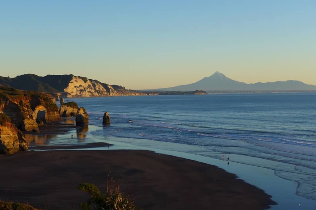 Three Sisters and Elephant Rock are 30 minute drive from the house.