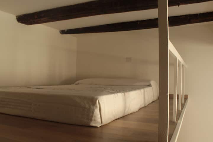 Viajo en el tiempo durmiendo en una minicasa en una cama que recuerda la casa del árbol , genial, linda y acogedora:)