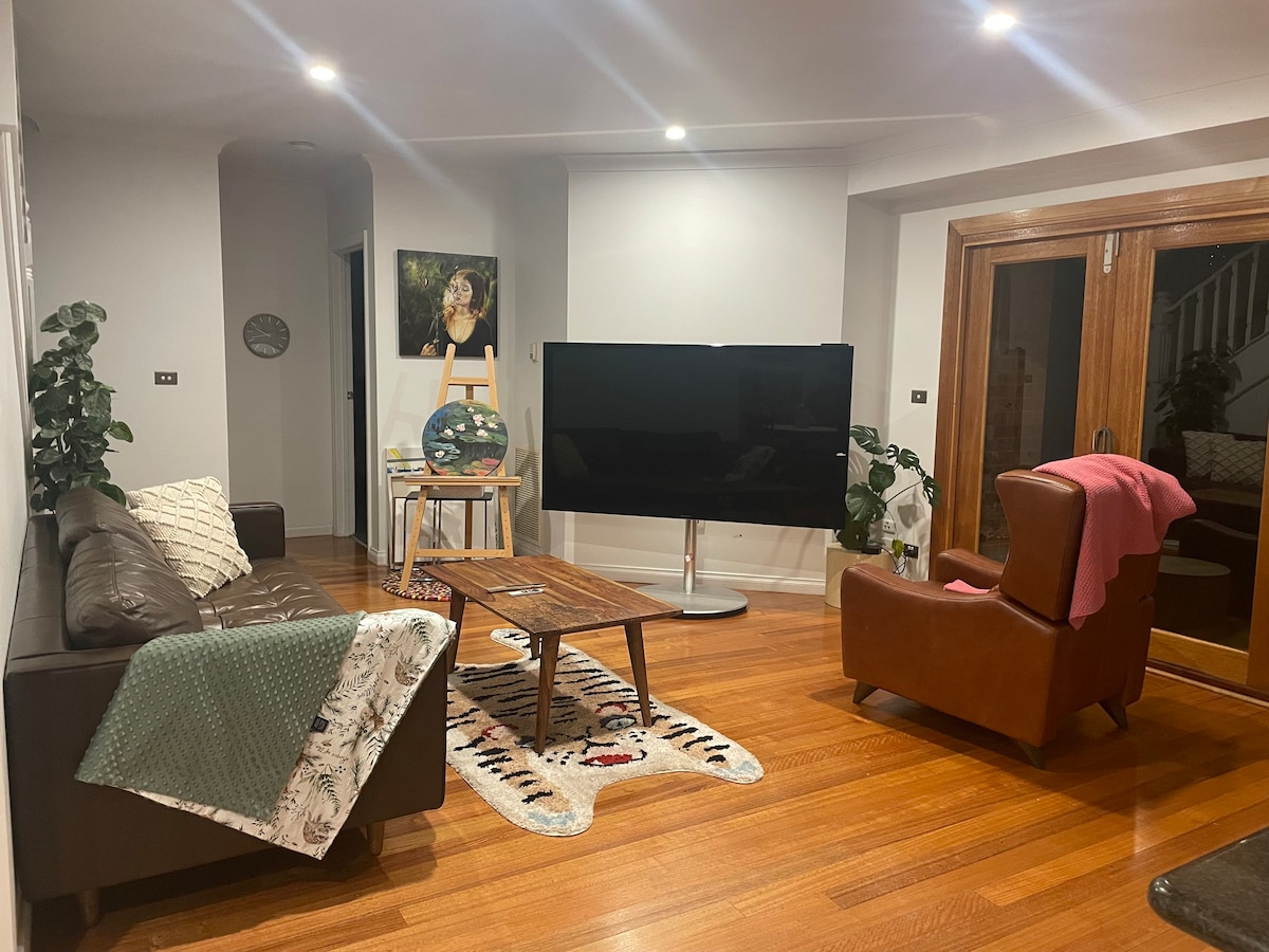 COZYLAND! Lively and Colourful Studio in the CBD - Flats for Rent in  Melbourne, Victoria, Australia - Airbnb