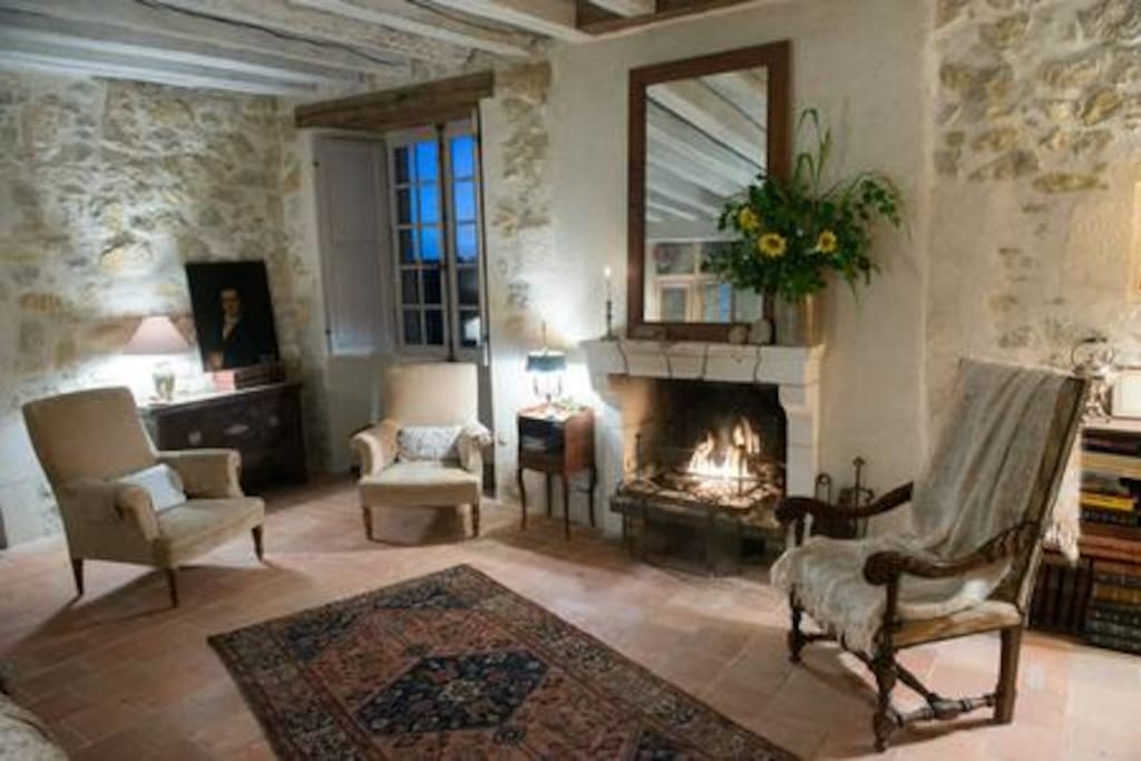 pièce de séjour dans la tour et son feu de cheminée