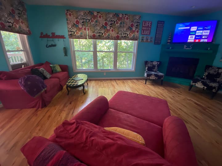 всекидневна със смарт телевизия