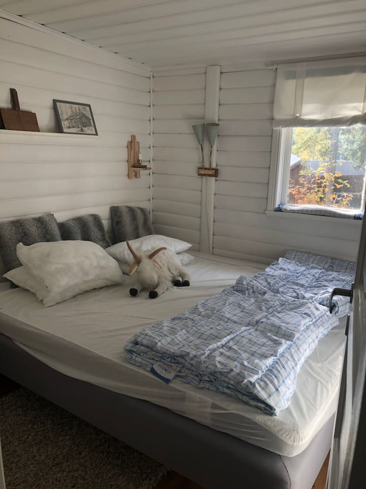 Master bedroom med 180 cm säng