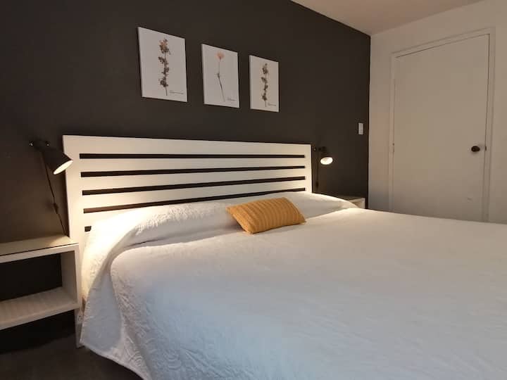 1号卧室配有2米宽双人床。