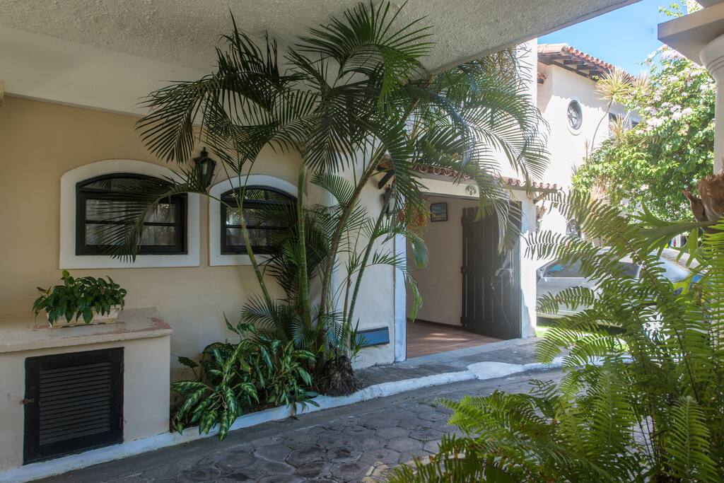 Portão da garagem e janelas da cozinha