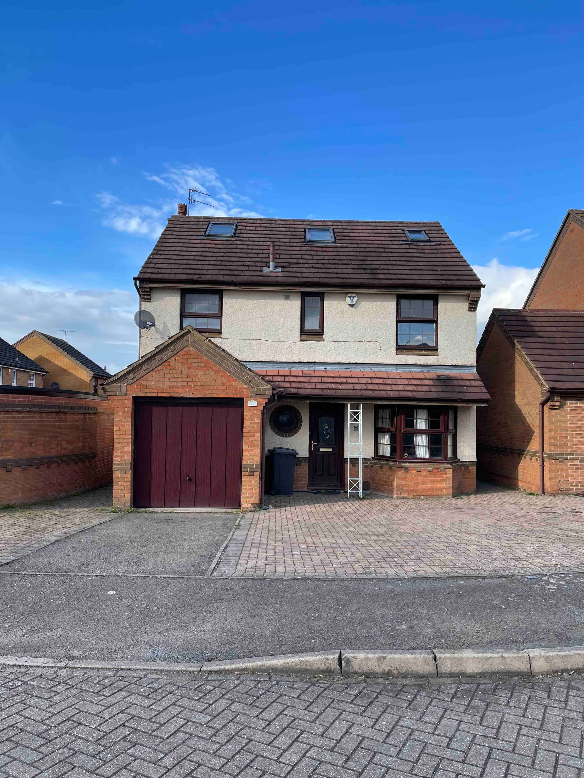 3 Floors, Sleeps16, 4 Baths, 5 Parking Leicester