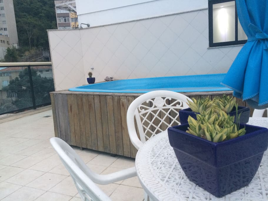 A beautiful terrace with wide view. Private pool, private barbecue place. Birds rejoice morning with seagulls flying over the sky. #
Um belo terraço com ampla vista, piscina privativa, churrasqueira privativa de onde se vê o mar no horizonte. Ambiente muito silencioso. A vista para a mata confere um ar bucólico ao local. Espaço de relaxamento e paz, onde pássaros alegram as manhãs e gaivotas sobrevoam o céu.