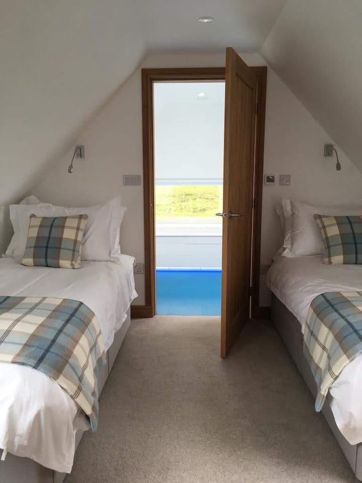 Ზემოთ ორადგილიანი საძინებელი სააბაზანოთი