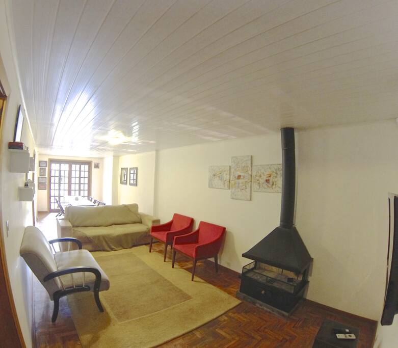 Ampla sala com Lareira , Sofás e TV de LCD com canais a cabo (SKY LIVRE)