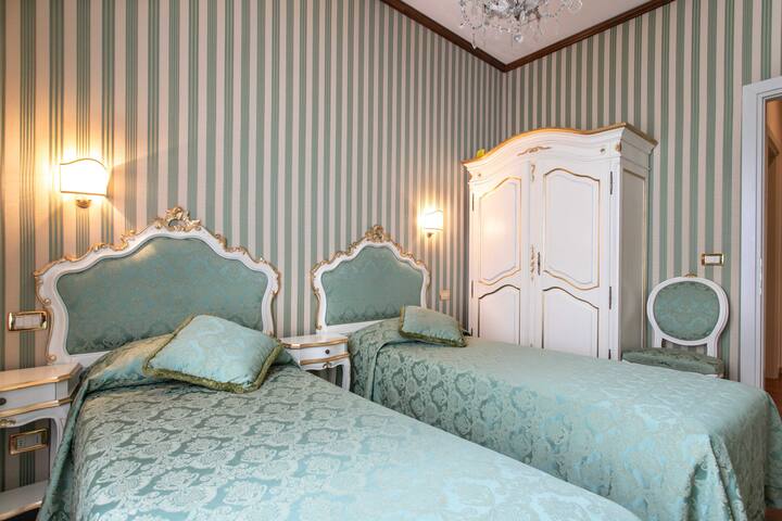 Historic 14th century Luxury Apartment gallery image 5