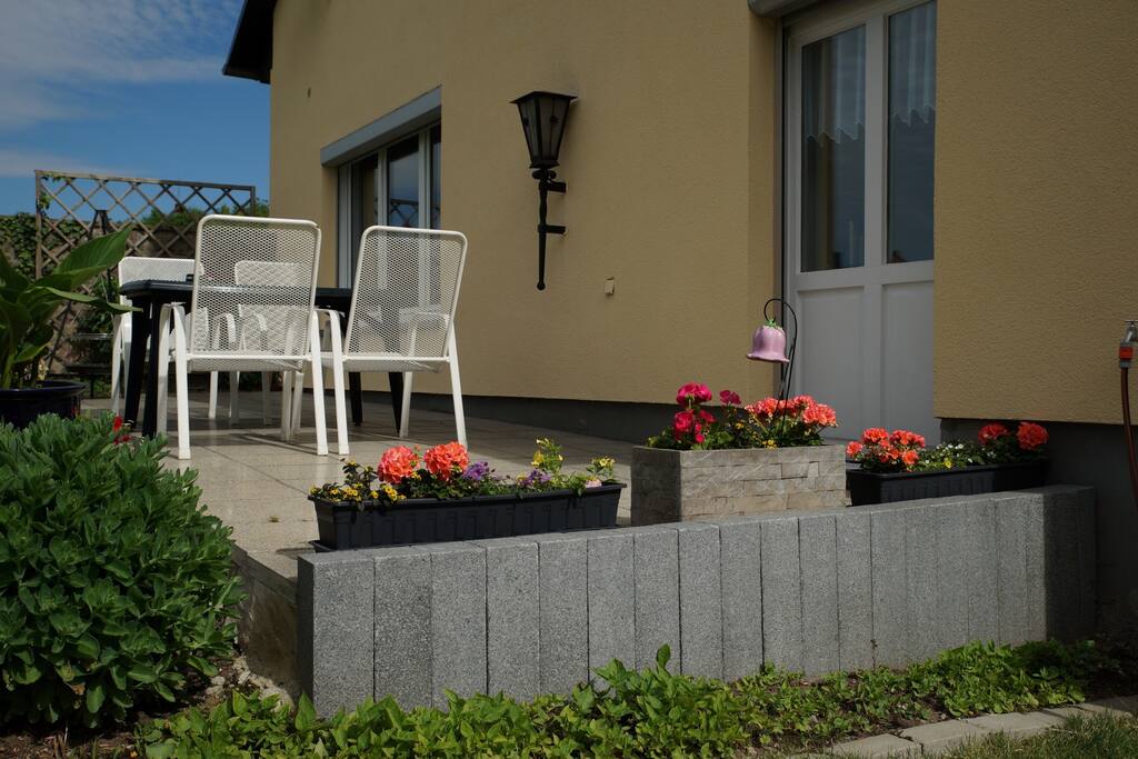 Terasse mit Grill und Sitzmöglichkeit