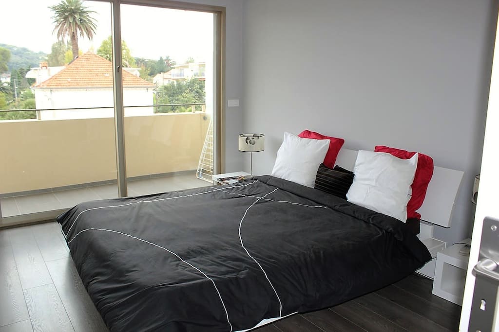 Spacious double bedroom with the AC and access on the terrace (view on the swimming pool)