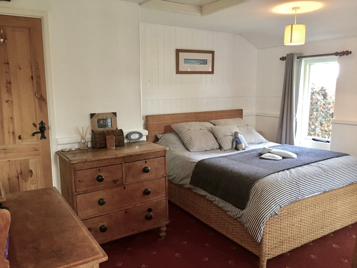 grote slaapkamer met kingsize bed