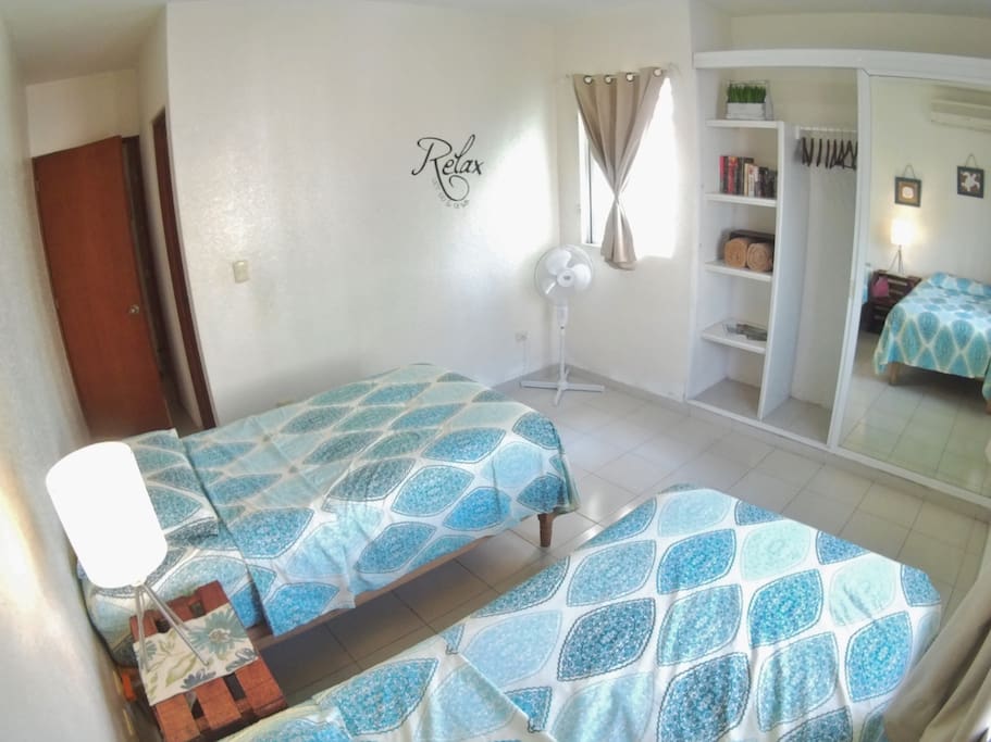 Espacio amplio y tiene un closet grande con espejo y ganchos disponibles