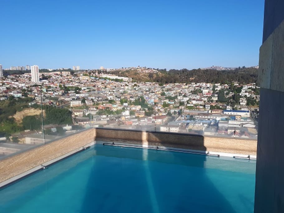 Piscina en el piso 22 con vista al mar y al centro de Viña del Mar
